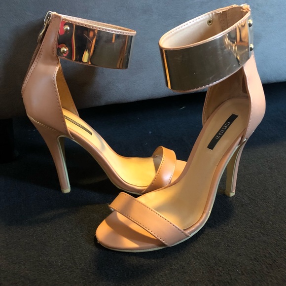 Tan and gold plated wrap around heels (6)